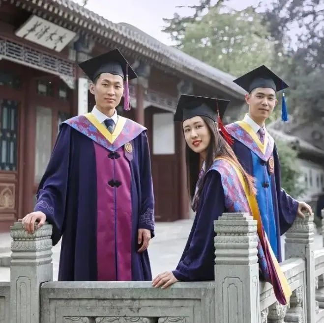 毕业季来临,这些独家定制的学位服有点不一样!|学位服|毕业季|清华大学_新浪新闻