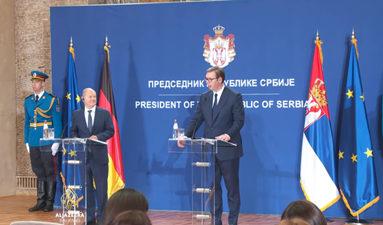 朔尔茨和武契奇（右）当地时间10日在贝尔格莱德举行联合新闻发布会 图自外媒