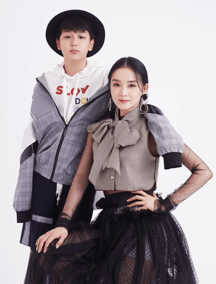 王艳穿衬衫裙减龄跟儿子像一对姐弟才15岁身材高大长相帅气