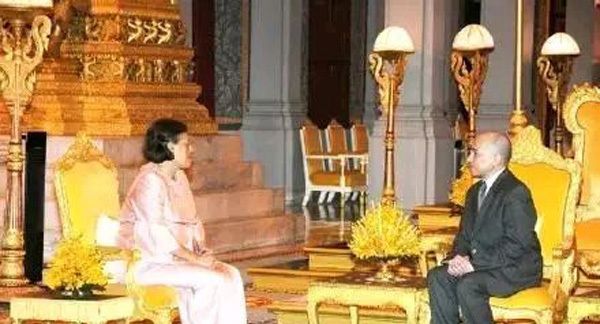 诗琳通公主拜见西哈莫尼国王，她一身粉红衣裙宛如一朵水莲花休闲区蓝鸢梦想 - Www.slyday.coM