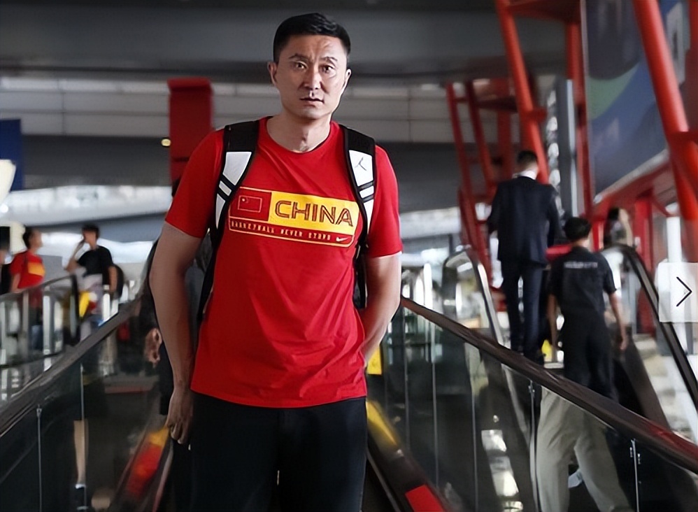 这里杜锋肯定裁掉两人,首先会裁掉自己的嫡系徐杰,按照徐中锋的身高