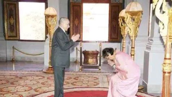 诗琳通公主拜见西哈莫尼国王，她一身粉红衣裙宛如一朵水莲花休闲区蓝鸢梦想 - Www.slyday.coM