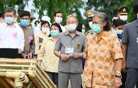 诗琳通公主拜见西哈莫尼国王，她一身粉红衣裙宛如一朵水莲花休闲区蓝鸢梦想 - Www.slyday.coM