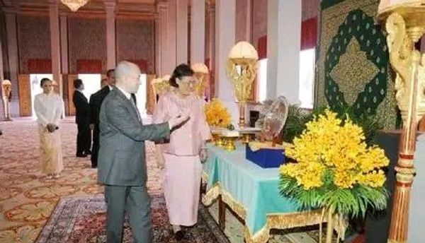 诗琳通公主拜见西哈莫尼国王，她一身粉红衣裙宛如一朵水莲花休闲区蓝鸢梦想 - Www.slyday.coM