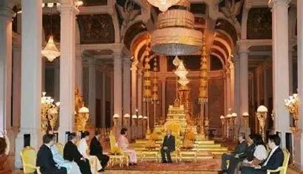 诗琳通公主拜见西哈莫尼国王，她一身粉红衣裙宛如一朵水莲花休闲区蓝鸢梦想 - Www.slyday.coM