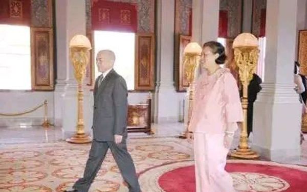 诗琳通公主拜见西哈莫尼国王，她一身粉红衣裙宛如一朵水莲花休闲区蓝鸢梦想 - Www.slyday.coM