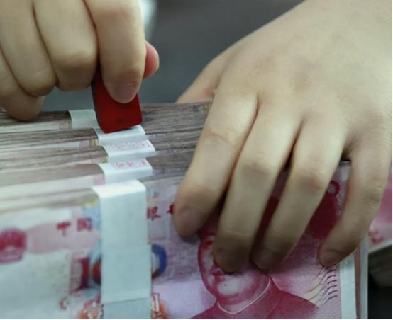 银行误将800元转成800万发现时储户已将钱花光谁的责任