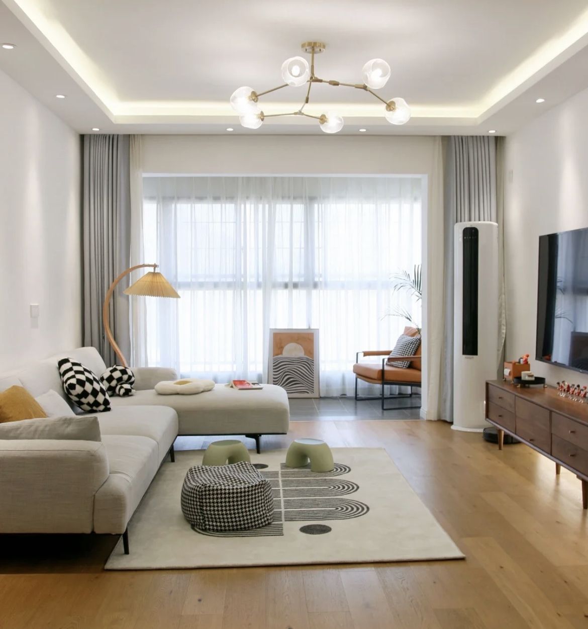 地板通铺到阳台,整体空间视觉会放大,客厅宽敞明亮不显局促