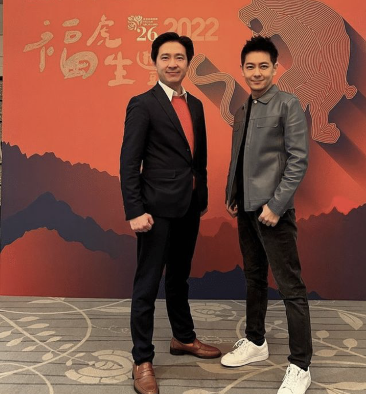 林志颖带弟弟一起工作,有商有量感情好,两人相差四岁哥哥显年轻休闲区蓝鸢梦想 - Www.slyday.coM 林志颖带弟弟一起工作,有商有量感情好,两人相差四岁哥哥显年轻休闲区蓝鸢梦想 - Www.slyday.coM