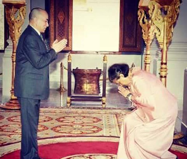 诗琳通公主拜见西哈莫尼国王，她一身粉红衣裙宛如一朵水莲花休闲区蓝鸢梦想 - Www.slyday.coM