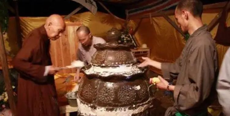 江西一老人花10年为寺庙修路,临终前对儿子说：为我缸葬休闲区蓝鸢梦想 - Www.slyday.coM