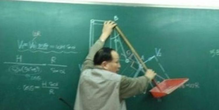 毕业后才敢发老师“抓拍照”，老师看完笑哭，却没机会没收手机了休闲区蓝鸢梦想 - Www.slyday.coM