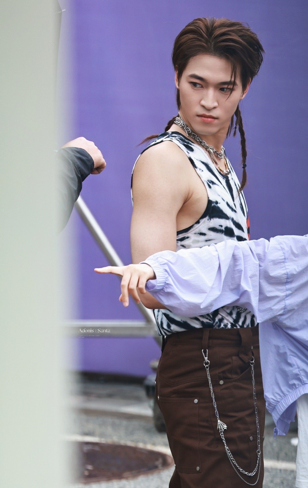 今天这身也太野了,大背头后面还有小辫子,重点是这个手臂肌肉!