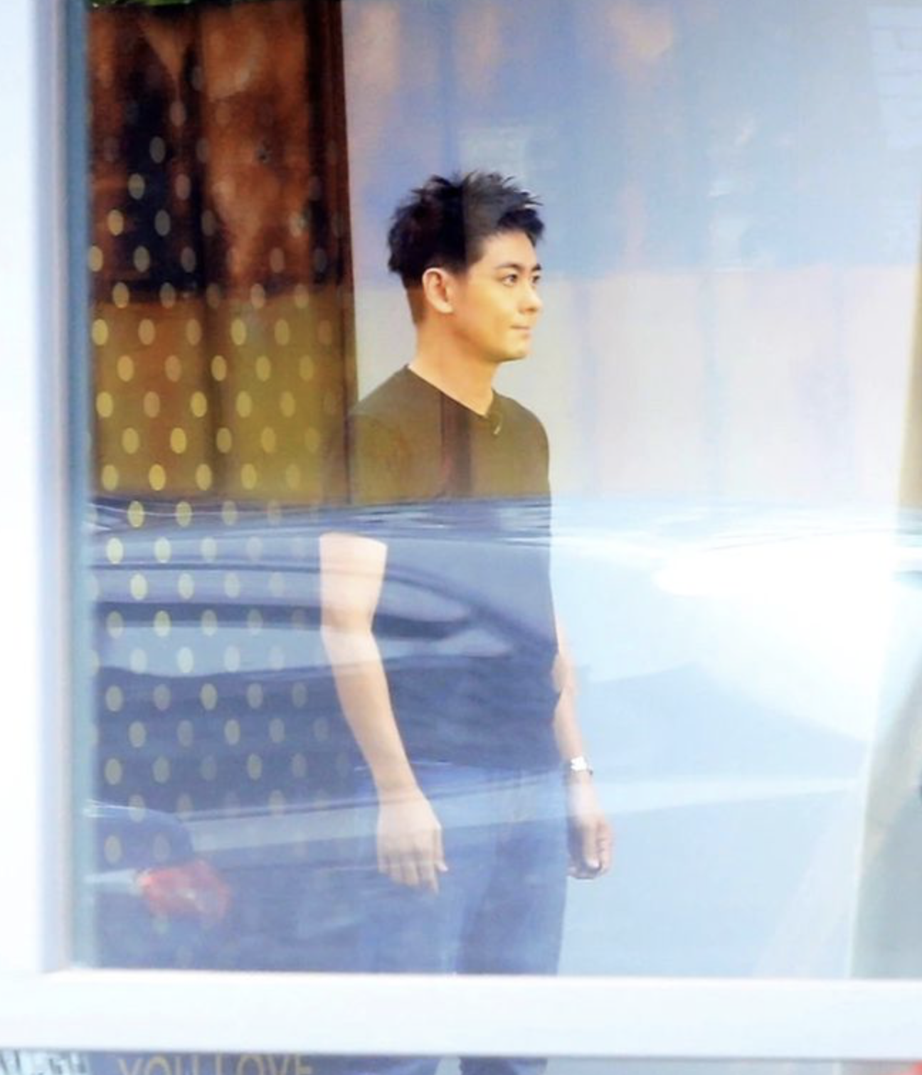 林志颖带弟弟一起工作,有商有量感情好,两人相差四岁哥哥显年轻休闲区蓝鸢梦想 - Www.slyday.coM 林志颖带弟弟一起工作,有商有量感情好,两人相差四岁哥哥显年轻休闲区蓝鸢梦想 - Www.slyday.coM