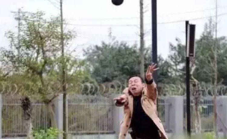 毕业后才敢发老师“抓拍照”，老师看完笑哭，却没机会没收手机了休闲区蓝鸢梦想 - Www.slyday.coM