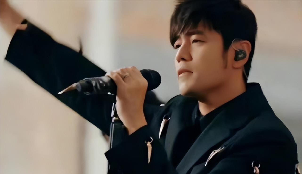 昆凌出月子后与老公周杰伦出游白裙丸子头好显幼态状态极佳