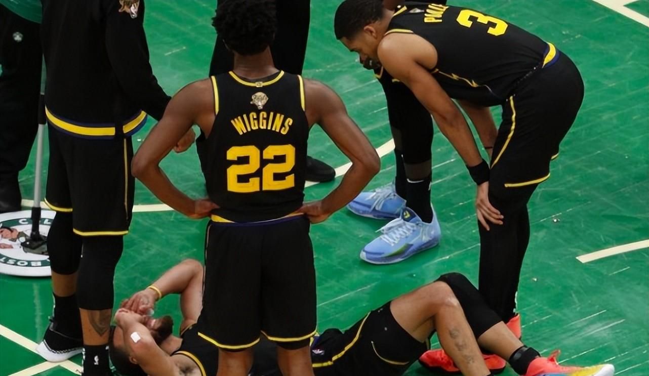 在g3最后一节,库里与霍福德和斯玛特一同争抢地板球,身后的霍福德正好