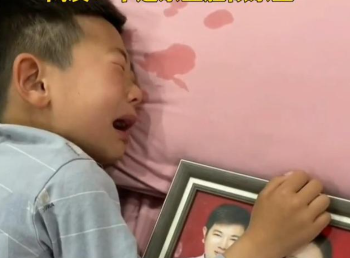 男孩想念继父哭湿枕头继父抢票半个月赶回家生恩不如养恩大