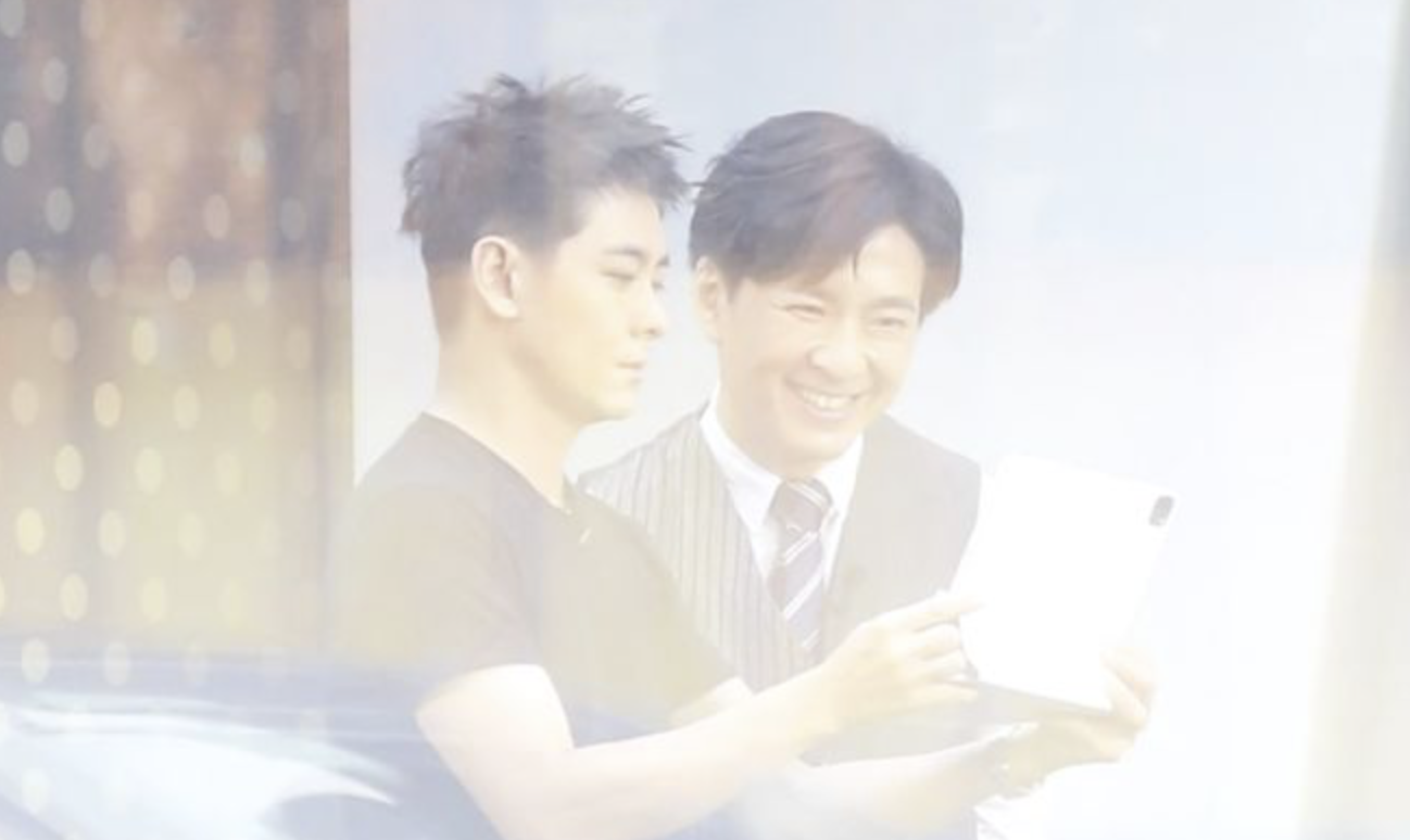 林志颖带弟弟一起工作,有商有量感情好,两人相差四岁哥哥显年轻休闲区蓝鸢梦想 - Www.slyday.coM 林志颖带弟弟一起工作,有商有量感情好,两人相差四岁哥哥显年轻休闲区蓝鸢梦想 - Www.slyday.coM