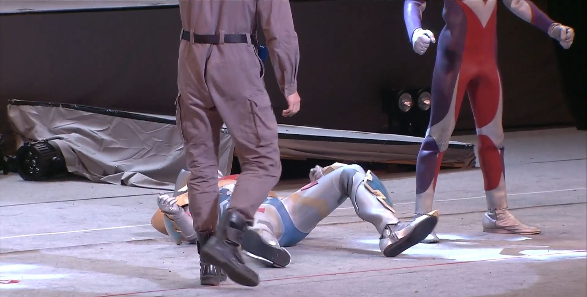 特利迦奥特曼舞台剧意外事故泽塔皮套演员因中暑而在现场晕倒