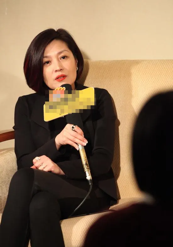 李咏的妻子哈文真挺会保养的就算已经50多岁了但仍爱赶时髦