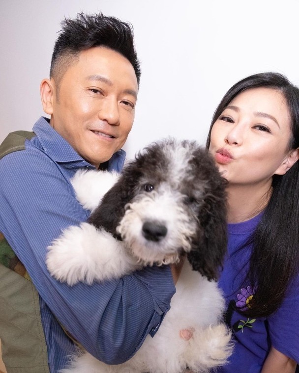 在港圈就有另外一个关于狗的消息,那就是草蜢成员苏志威的太太刘小慧