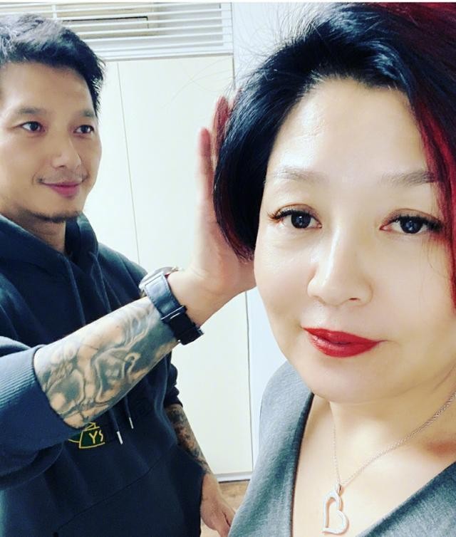 李咏的妻子哈文真挺会保养的就算已经50多岁了但仍爱赶时髦