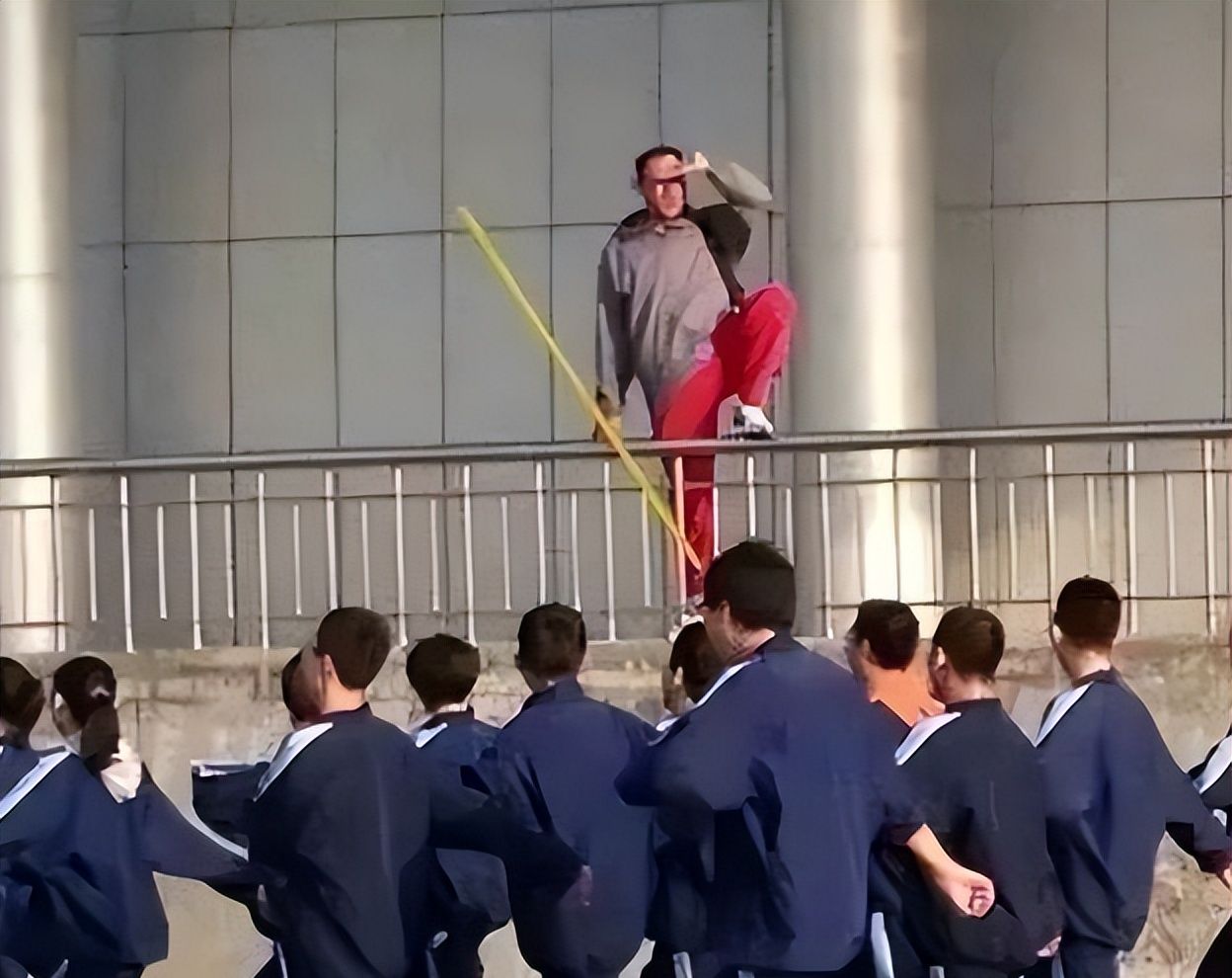 毕业后才敢发老师“抓拍照”，老师看完笑哭，却没机会没收手机了休闲区蓝鸢梦想 - Www.slyday.coM