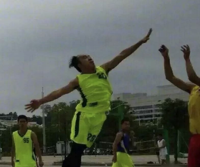 毕业后才敢发老师“抓拍照”，老师看完笑哭，却没机会没收手机了休闲区蓝鸢梦想 - Www.slyday.coM