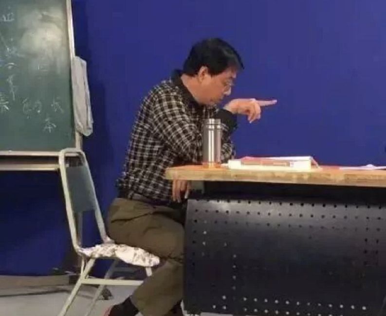 毕业后才敢发老师“抓拍照”，老师看完笑哭，却没机会没收手机了休闲区蓝鸢梦想 - Www.slyday.coM