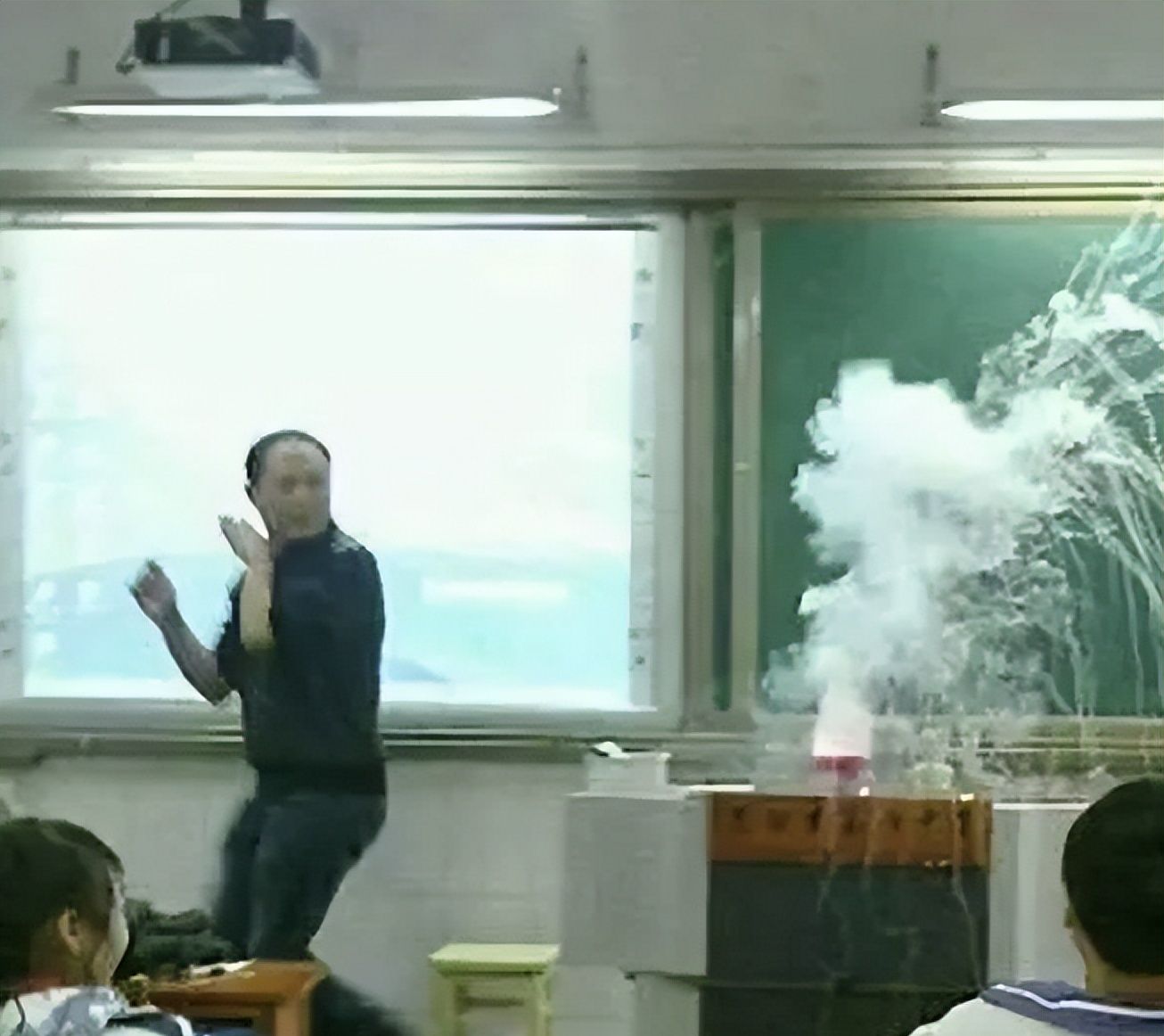 毕业后才敢发老师“抓拍照”，老师看完笑哭，却没机会没收手机了休闲区蓝鸢梦想 - Www.slyday.coM