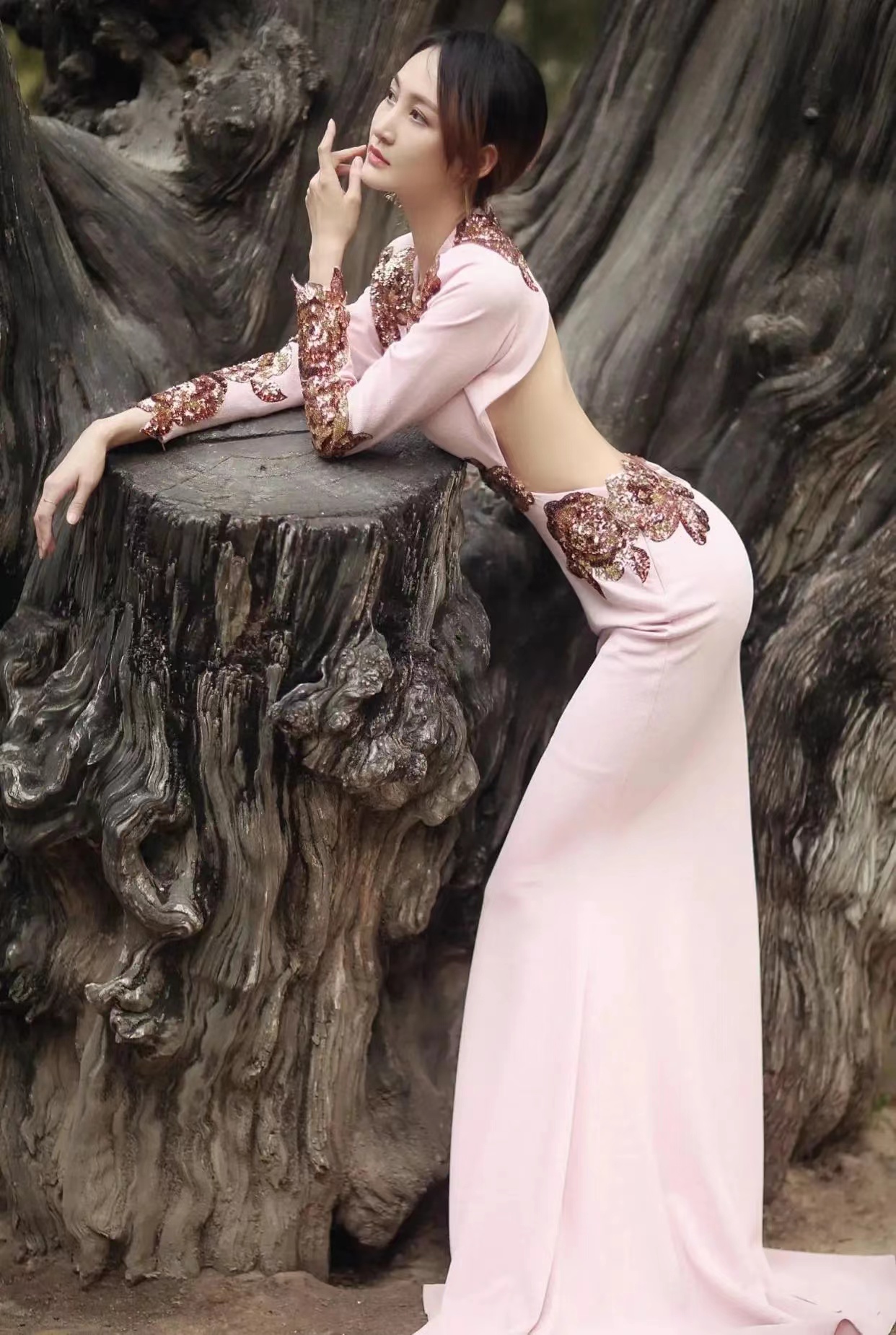 嫁世界冠军9年挺幸福,35岁闫博雅身材凹凸有致,曾因热舞惹争议