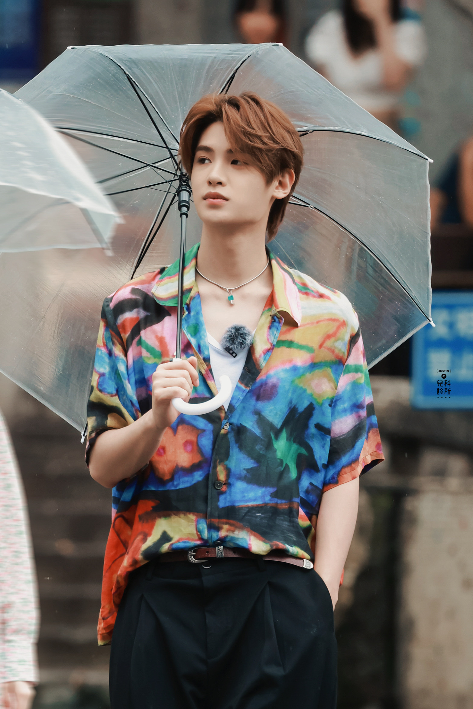 黄明昊花衬衫饭拍港风氛围感拉满