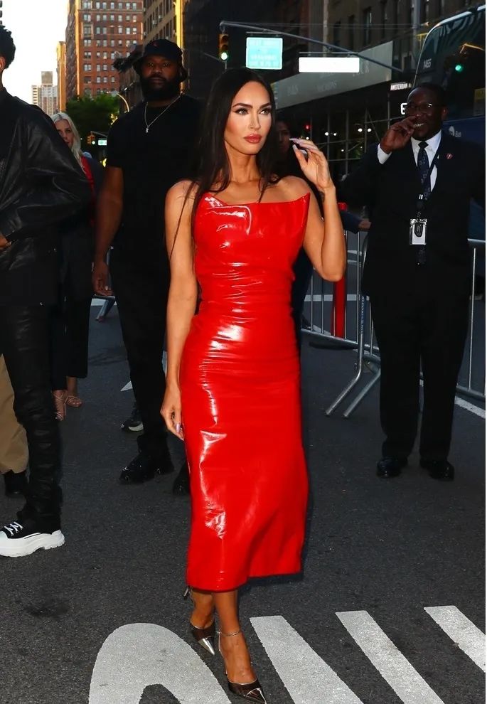 梅根福克斯身穿红色漆皮抹胸长裙36岁的她性感美艳