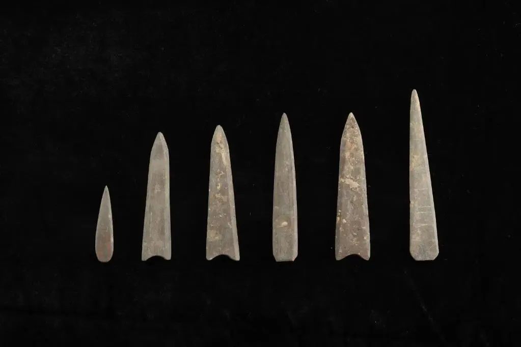 这是甘肃庆阳南佐遗址出土的涂有朱砂的石镞.