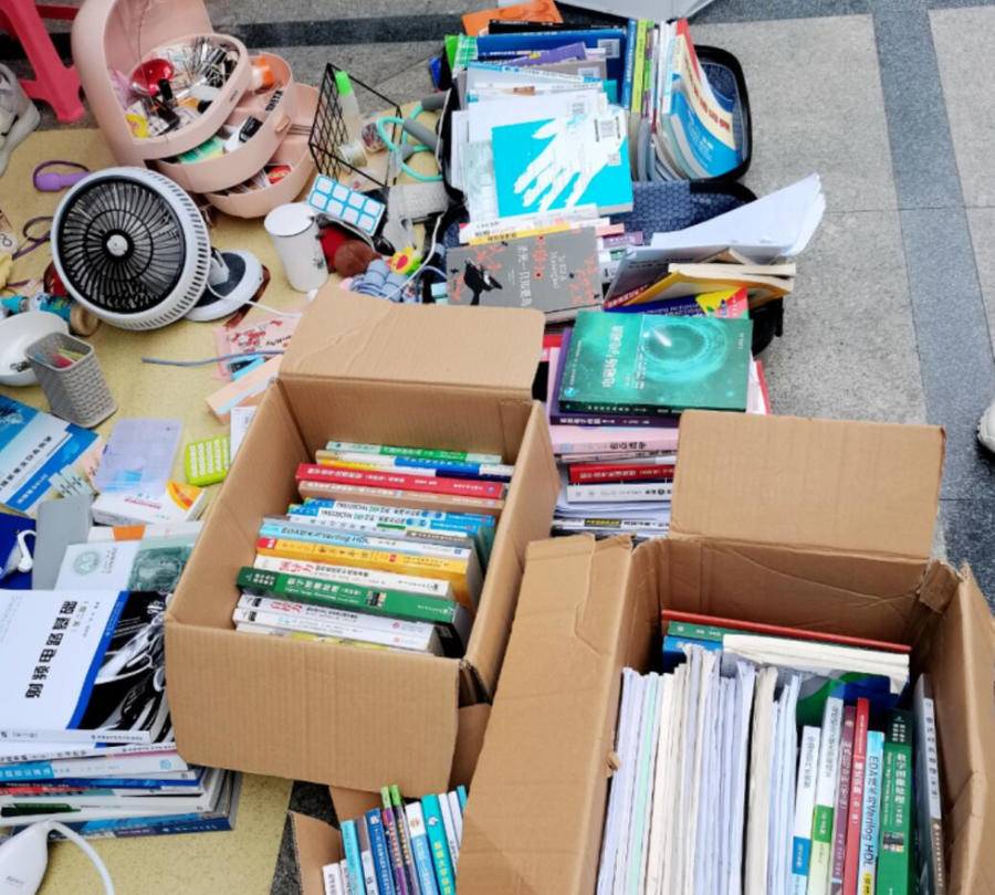 毕业季旧物传情跳蚤市场留下青春的回忆