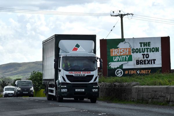 5月19日，一辆卡车驶过北爱尔兰与爱尔兰边境。（路透社）