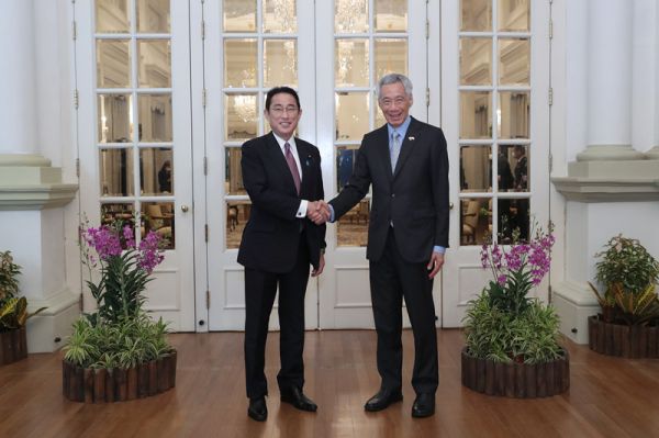 11日，日本首相岸田文雄（左）与新加坡总理李显龙在新加坡会晤。（欧新社）