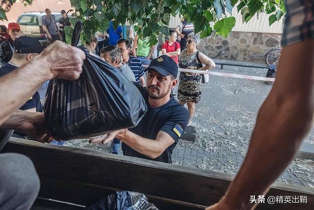 俄乌战火持续燃烧乌克兰成年男性央求出国泽连斯基不批