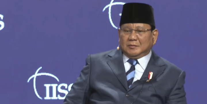 印尼国防部长普拉博沃回答现场提问。视频截图