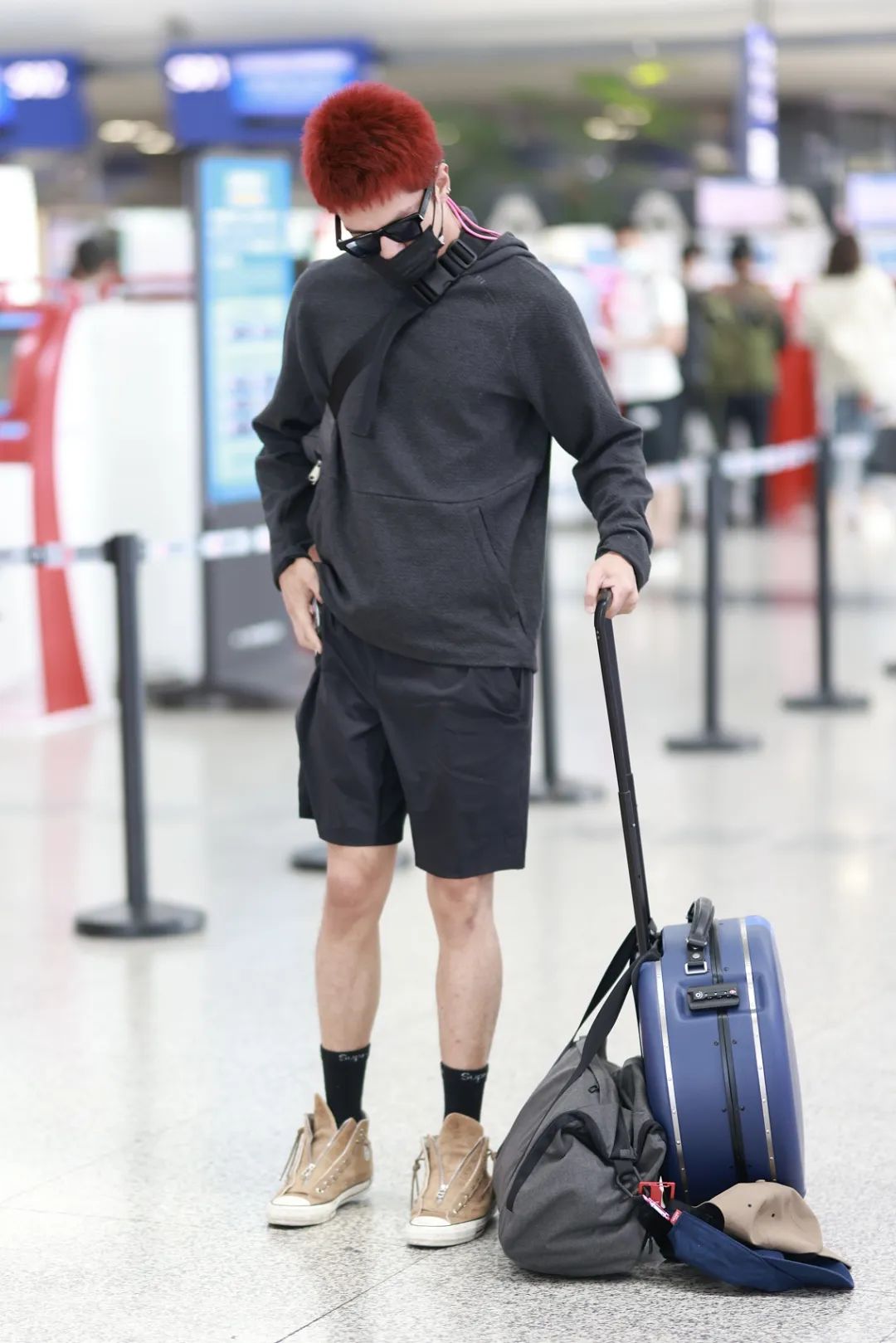 男星街拍萧敬腾是在成都定居了吗雨下到多肉都养不活啦附赠一个表情包