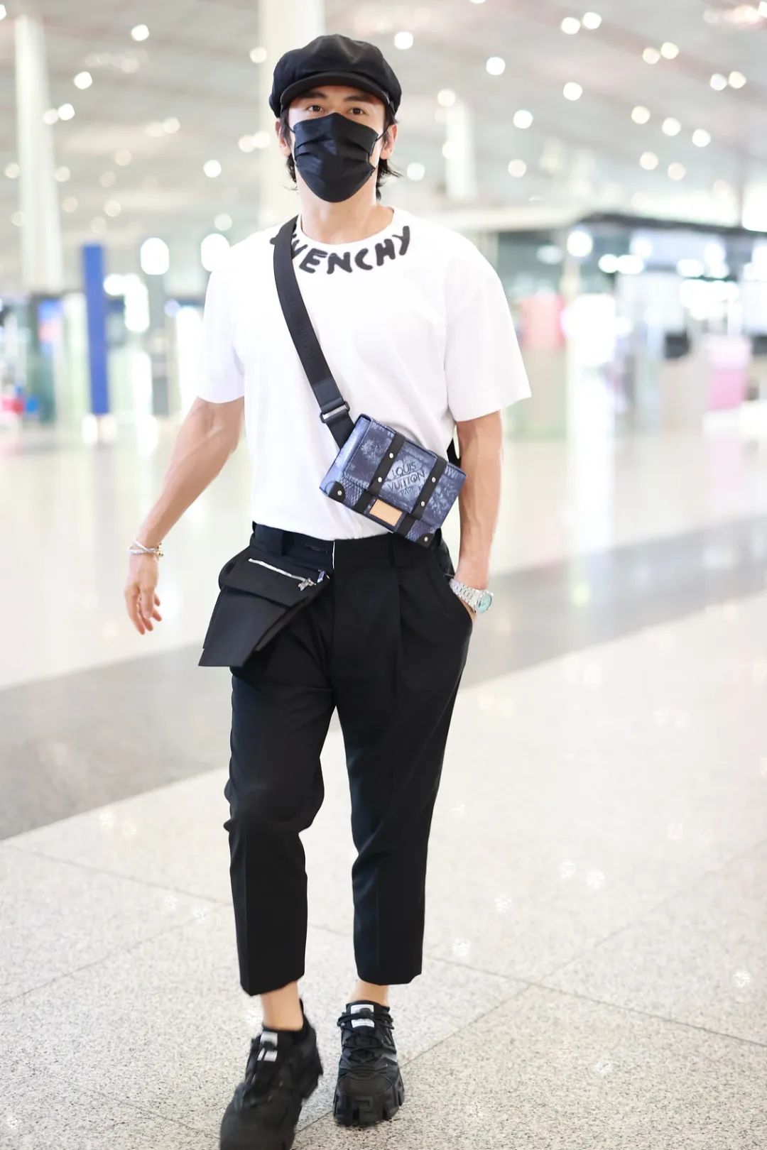 男星街拍萧敬腾是在成都定居了吗雨下到多肉都养不活啦附赠一个表情包