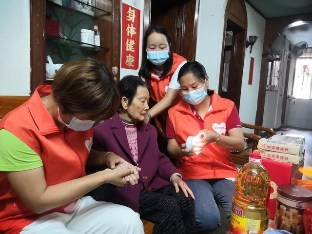 东莞志愿者为老年人点亮“千盏平安灯”