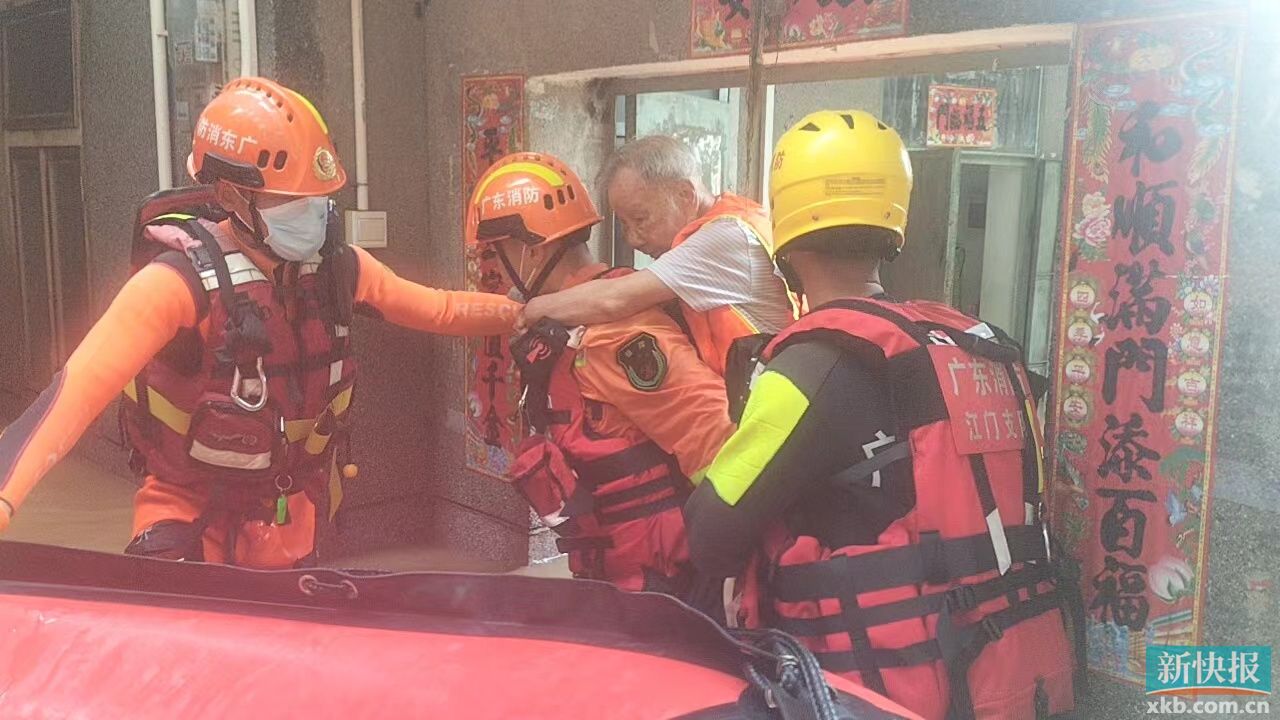 强降雨引发内涝，恩平消防紧急疏散转移被困群众200余人休闲区蓝鸢梦想 - Www.slyday.coM