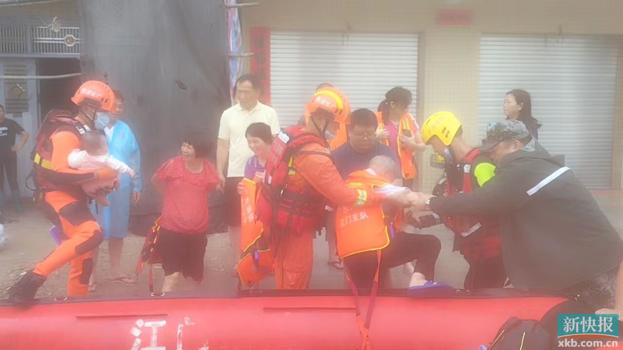 强降雨引发内涝，恩平消防紧急疏散转移被困群众200余人休闲区蓝鸢梦想 - Www.slyday.coM