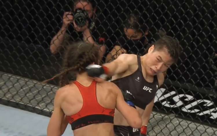 张伟丽经过在八角笼中五个回合的鏖战击败乔安娜成功卫冕;那场比赛也