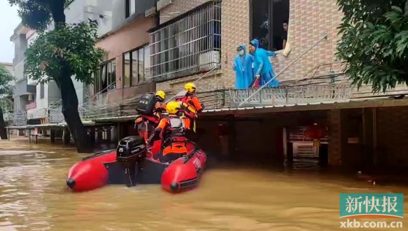 强降雨引发内涝，恩平消防紧急疏散转移被困群众200余人休闲区蓝鸢梦想 - Www.slyday.coM