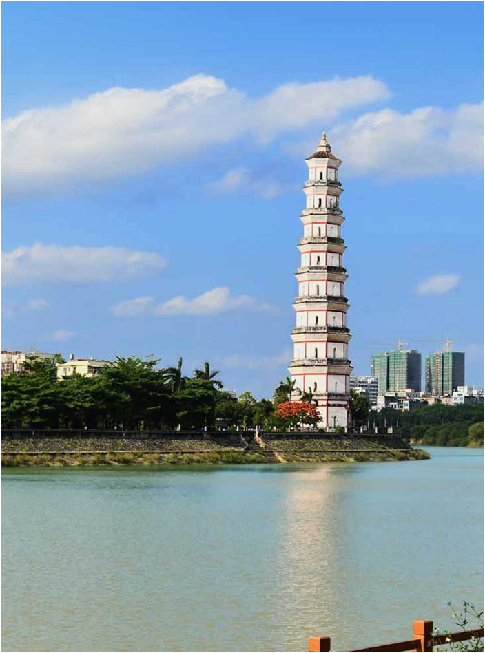 远眺宝光塔(来源:《中国国家人文地理·茂名》)