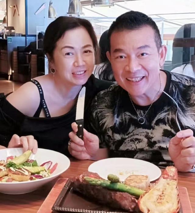 吴毅将可就不同于幕前的形象了,外型勇猛的他私下对前港姐老婆唐丽球