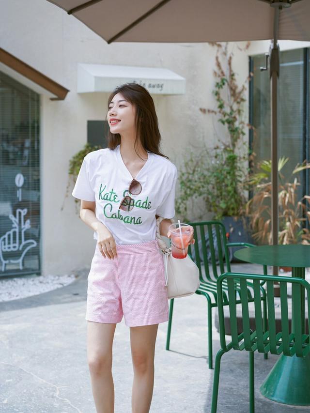 夏日职场女性怎么穿 有 T恤和衬衫 就可以 舒适百搭又显气质 穿搭 T恤 半身裙 新浪新闻 夏日职场女性怎么穿 有 T恤和衬衫 就可以 舒适百搭又显气质 穿搭 T恤 半身裙 新浪新闻